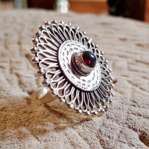 Ethnischer Ring aus Silber und Granat